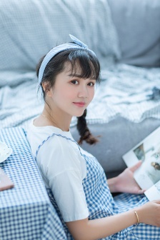 一边亲胸一边摸进内裤里